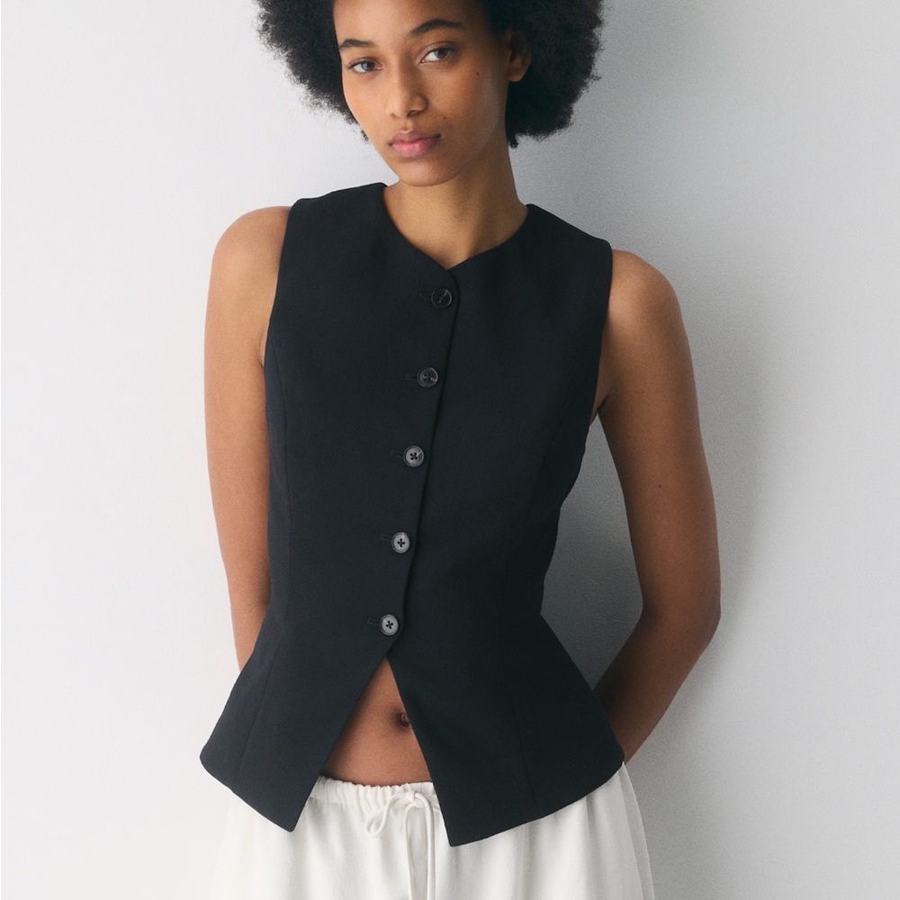 Aritzia Wilfred Crepette Regal Vest in Black, Size 2
